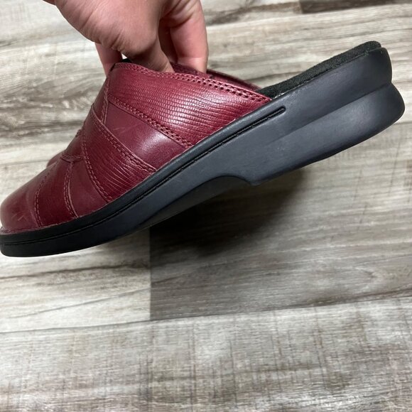 Clark’s Genuine Leather “Bendables” Low Heel Clogs Burgundy Women’s Size 8 - Picture 5 of 10